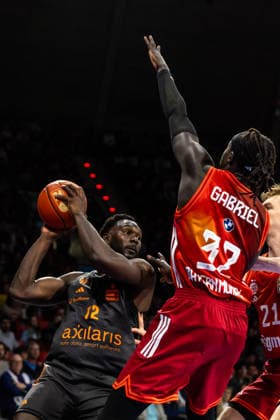 GER, easy-Credit Basketball-Bundesliga, FC Bayern München Basketball - Niners Chemnitz. 12.04.2026, BMW Park, München, GER, easy-Credit Basketball-Bundesliga, FC Bayern München Basketball - Niners Chemnitz. Amadou Sow (Niners Chemnitz, 12), Wenyen Gabriel (FC Bayern München Basketball 32) Foto Alexander Trienitz München BMW Park Bayern Deutschland