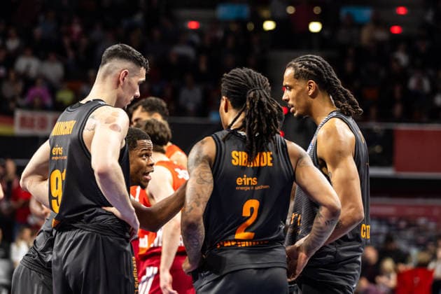 GER, easy-Credit Basketball-Bundesliga, FC Bayern München Basketball - Niners Chemnitz. 12.04.2026, BMW Park, München, GER, easy-Credit Basketball-Bundesliga, FC Bayern München Basketball - Niners Chemnitz. Eric Washington (Niners Chemnitz, 33) spricht mit Yordan Minchev (Niners Chemnitz, 91), Nike Sibande (Niners Chemnitz, 2) und Kevin Yebo (Niners Chemnitz, 0) Foto Alexander Trienitz München BMW Park Bayern Deutschland