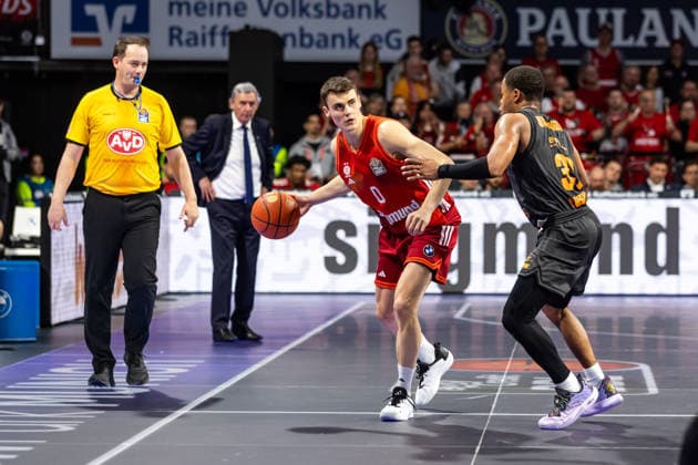 GER, easy-Credit Basketball-Bundesliga, FC Bayern München Basketball - Niners Chemnitz. 12.04.2026, BMW Park, München, GER, easy-Credit Basketball-Bundesliga, FC Bayern München Basketball - Niners Chemnitz. Nenad Dimitrijevic (FC Bayern München Basketball 0), Eric Washington (Niners Chemnitz, 33) Foto Alexander Trienitz München BMW Park Bayern Deutschland