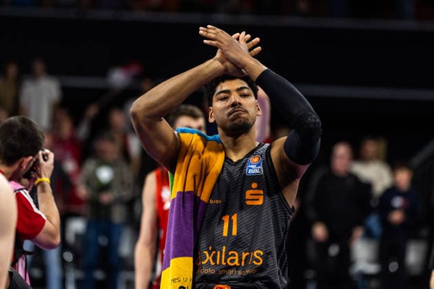 GER, easy-Credit Basketball-Bundesliga, FC Bayern München Basketball - Niners Chemnitz. 12.04.2026, BMW Park, München, GER, easy-Credit Basketball-Bundesliga, FC Bayern München Basketball - Niners Chemnitz. Kostja Mushidi (Niners Chemnitz, 11) bedankt sich bei den Fans Foto Alexander Trienitz München BMW Park Bayern Deutschland
