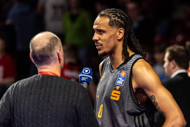 GER, easy-Credit Basketball-Bundesliga, FC Bayern München Basketball - Niners Chemnitz. 12.04.2026, BMW Park, München, GER, easy-Credit Basketball-Bundesliga, FC Bayern München Basketball - Niners Chemnitz. Kevin Yebo (Niners Chemnitz, 0) beim Interview Foto Alexander Trienitz München BMW Park Bayern Deutschland