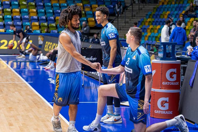 Basketball Bundesliga BBL, Frankfurt Skyliners vs. MLP Academics Heidelberg, Süwag Energie Arena Frankfurt am Main; 12.04.2026 Basketball Bundesliga BBL, Frankfurt am Main, Germany - 12.04.2026: Tyger Campbell (Frankfurt Skyliners, 00) begrüßt Jacob Knauf (Frankfurt Skyliners, 25), Basketball Bundesliga BBL, Spiel der Frankfurt Skyliners vs. MLP Academics Heidelberg, Süwag Energie Arena Frankfurt am Main Copyright: xBEAUTIFULxSPORTS Freudensteinx