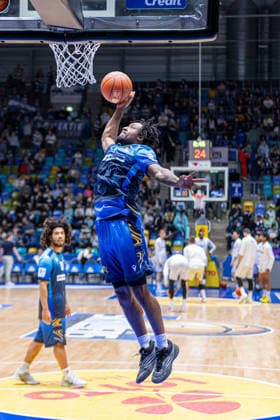 Basketball Bundesliga BBL, Frankfurt Skyliners vs. MLP Academics Heidelberg, Süwag Energie Arena Frankfurt am Main; 12.04.2026 Basketball Bundesliga BBL, Frankfurt am Main, Germany - 12.04.2026: Isaiah Swope (Frankfurt Skyliners, 1) beim Warm-Up Dank, Basketball Bundesliga BBL, Spiel der Frankfurt Skyliners vs. MLP Academics Heidelberg, Süwag Energie Arena Frankfurt am Main Copyright: xBEAUTIFULxSPORTS Freudensteinx