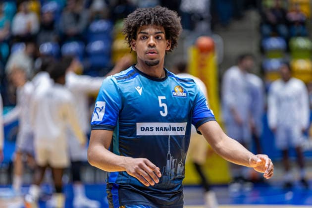 Basketball Bundesliga BBL, Frankfurt Skyliners vs. MLP Academics Heidelberg, Süwag Energie Arena Frankfurt am Main; 12.04.2026 Basketball Bundesliga BBL, Frankfurt am Main, Germany - 12.04.2026: Jamie Edoka (Frankfurt Skyliners, 5) beim Warm-Up, Basketball Bundesliga BBL, Spiel der Frankfurt Skyliners vs. MLP Academics Heidelberg, Süwag Energie Arena Frankfurt am Main Copyright: xBEAUTIFULxSPORTS Freudensteinx