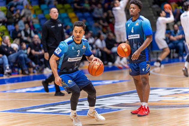 Basketball Bundesliga BBL, Frankfurt Skyliners vs. MLP Academics Heidelberg, Süwag Energie Arena Frankfurt am Main; 12.04.2026 Basketball Bundesliga BBL, Frankfurt am Main, Germany - 12.04.2026: Garai Zeeb (Frankfurt Skyliners, 3) und Nahiem Alleyne (Frankfurt Skyliners, 4) beim Warm-Up, Basketball Bundesliga BBL, Spiel der Frankfurt Skyliners vs. MLP Academics Heidelberg, Süwag Energie Arena Frankfurt am Main Copyright: xBEAUTIFULxSPORTS Freudensteinx