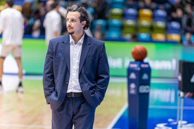 Basketball Bundesliga BBL, Frankfurt Skyliners vs. MLP Academics Heidelberg, Süwag Energie Arena Frankfurt am Main; 12.04.2026 Basketball Bundesliga BBL, Frankfurt am Main, Germany - 12.04.2026: Sepehr Tarrah (Assistent Coach Frankfurt Skyliners) vor dem Spiel, Basketball Bundesliga BBL, Spiel der Frankfurt Skyliners vs. MLP Academics Heidelberg, Süwag Energie Arena Frankfurt am Main Copyright: xBEAUTIFULxSPORTS Freudensteinx