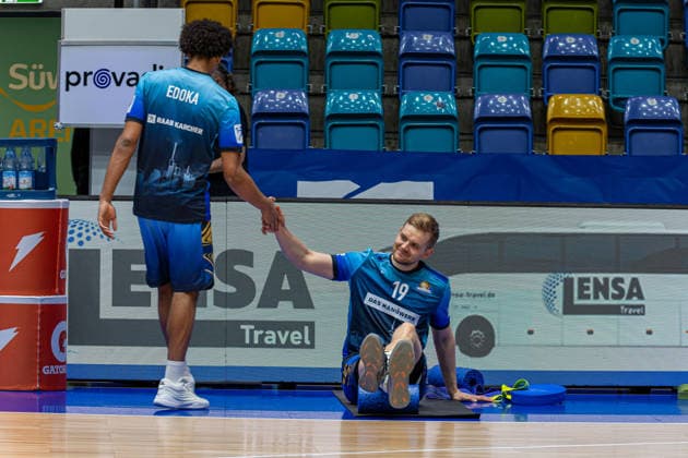 Basketball Bundesliga BBL, Frankfurt Skyliners vs. MLP Academics Heidelberg, Süwag Energie Arena Frankfurt am Main; 12.04.2026 Basketball Bundesliga BBL, Frankfurt am Main, Germany - 12.04.2026: Jamie Edoka (Frankfurt Skyliners, 5) begrüßt Till Pape (Frankfurt Skyliners, 19), Basketball Bundesliga BBL, Spiel der Frankfurt Skyliners vs. MLP Academics Heidelberg, Süwag Energie Arena Frankfurt am Main Copyright: xBEAUTIFULxSPORTS Freudensteinx
