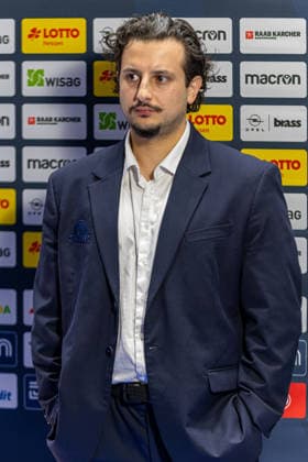 Basketball Bundesliga BBL, Frankfurt Skyliners vs. MLP Academics Heidelberg, Süwag Energie Arena Frankfurt am Main; 12.04.2026 Basketball Bundesliga BBL, Frankfurt am Main, Germany - 12.04.2026: Sepehr Tarrah (Assistent Coach Frankfurt Skyliners) beim Pregame Interview, Basketball Bundesliga BBL, Spiel der Frankfurt Skyliners vs. MLP Academics Heidelberg, Süwag Energie Arena Frankfurt am Main Copyright: xBEAUTIFULxSPORTS Freudensteinx