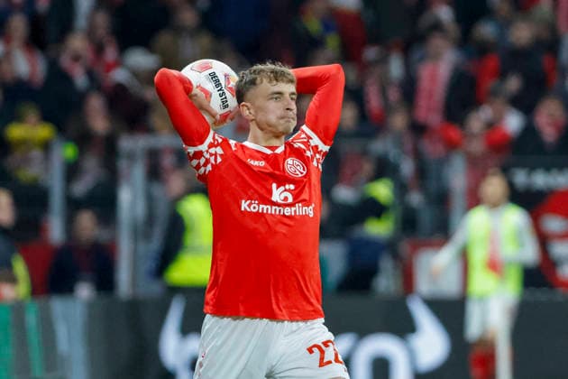 Nikolas Veratschnig (1. FSV Mainz, 22) beim Einwurf , Deutschland, Fussball, 1. Bundesliga, 29.Spieltag, 2025 2026, 1. FSV Mainz vs. SC Freiburg, 12.04.2026, Mainz Mewa Arena Deutschland *** Nikolas Veratschnig 1 FSV Mainz, 22 at throw-in , Germany, Soccer, 1 Bundesliga, Matchday 29, 2025 2026, 1 FSV Mainz vs SC Freiburg, 12 04 2026, Mainz Mewa Arena Germany Copyright: xGrantxHubbsx