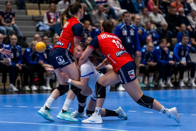 Handball, EHF EURO Cup Norway Slovakia Kristiansand 20260412 Slovakias Diana Maria Vargova in a duel with Selma Helen Henriksen in the womens EHF Euro Cup handball match between Norway and Slovakia at Aquarama in Kristiansand The photo was commissioned by the Norwegian Handball Federation Photo Trond R Teigen NTB Photo Trond R Teigen NTB Kristiansand Norway EDITORIAL USE ONLY RESTRICTED USE FOR BETTING COMPANIES  Copyright: xTrondxR.xTeigenx xNTBx