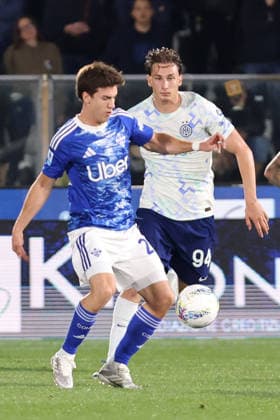 Como™s Maximo Perrone and Inter Milan s Francesco Pio Esposito during the Serie A soccer match between Como and Inter at the Giuseppe Sinigaglia stadium in Como, north Italy - April 12, 2026 - Soccer.  Copyright: xAntonioxSaiai LaPressex
