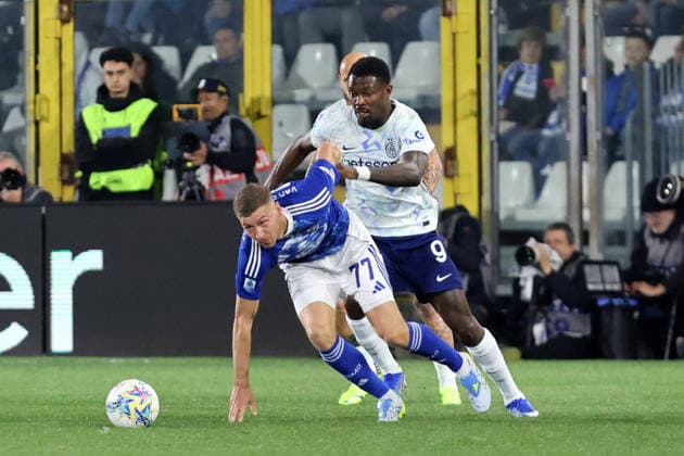 Como™s Ignace Van Der Brempt and Inter Milan s Marcus Thuram during the Serie A soccer match between Como and Inter at the Giuseppe Sinigaglia stadium in Como, north Italy - April 12, 2026 - Soccer.  Copyright: xAntonioxSaiai LaPressex