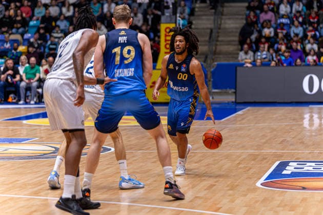 Basketball Bundesliga BBL, Frankfurt Skyliners vs. MLP Academics Heidelberg, Süwag Energie Arena Frankfurt am Main; 12.04.2026 Basketball Bundesliga BBL, Frankfurt am Main, Germany - 12.04.2026: Tyger Campbell (Frankfurt Skyliners, 00) am Ball, Basketball Bundesliga BBL, Spiel der Frankfurt Skyliners vs. MLP Academics Heidelberg, Süwag Energie Arena Frankfurt am Main Copyright: xBEAUTIFULxSPORTS Freudensteinx