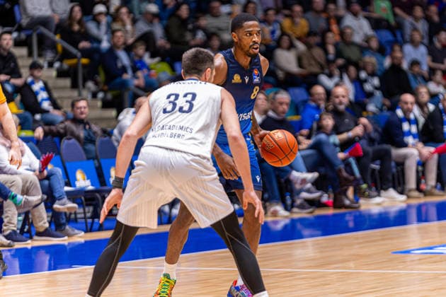 Basketball Bundesliga BBL, Frankfurt Skyliners vs. MLP Academics Heidelberg, Süwag Energie Arena Frankfurt am Main; 12.04.2026 Basketball Bundesliga BBL, Frankfurt am Main, Germany - 12.04.2026: William Christmas (Frankfurt Skyliners, 8) am Ball gegen Ryan Mikesell (MLP Academics Heidelberg, 33), Basketball Bundesliga BBL, Spiel der Frankfurt Skyliners vs. MLP Academics Heidelberg, Süwag Energie Arena Frankfurt am Main Copyright: xBEAUTIFULxSPORTS Freudensteinx