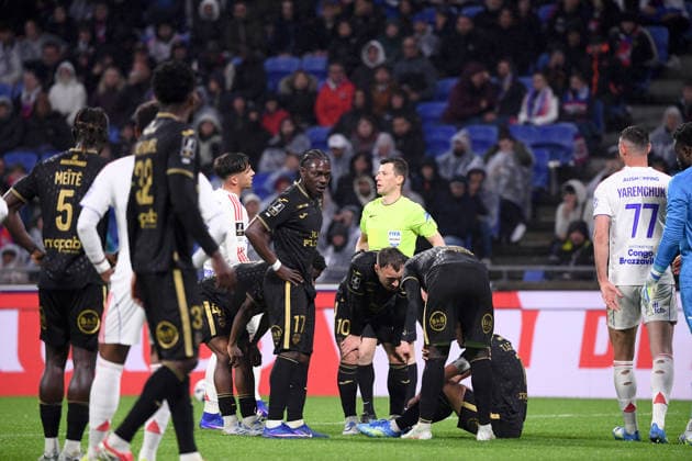 Olympique Lyonnais v FC Lorient - Ligue 1 McDonald s 2025 2026 17 Jean Victor MAKENGO (fcl) - Benoit BASTIEN (ARBITRE) during the Ligue 1 McDonald s match between Lyon and Lorient at Groupama Stadium on April 12, 2026 in Lyon, France. Lyon France  Copyright: xFEPx 776348350