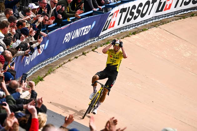 2026 Paris-Roubaix Hauts-de-France Picture by Olly Hassell SWpix.com - 12 04 2026 - Cycling - 2026 Paris-Roubaix Hauts-de-France - Wout van Aert (Team Visma Lease a Bike) wins the 2026 Paris-Roubaix in VÃ lodrome AndrÃ PÃ trieux Copyright: x xSWpix.comx(t axPhotographyxHubxLtd)xOllyxHassell SWpix.comx SWP-3030