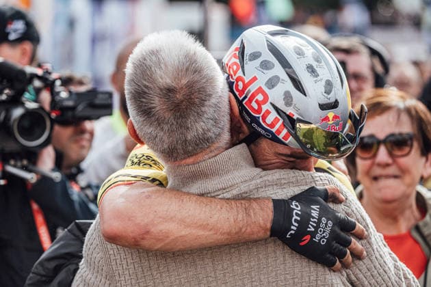 2026 Paris Roubaix Picture by Zac Williams SWpix.com - 12 04 2026 - Cycling - 2026 Paris Roubaix - Wout Van Aert, Visma Lease a Bike, wins the 2026 Paris Roubaix. Copyright: x xSWpix.comx(t axPhotographyxHubxLtd)xZacxWilliams SWpix.comx SWP-2645