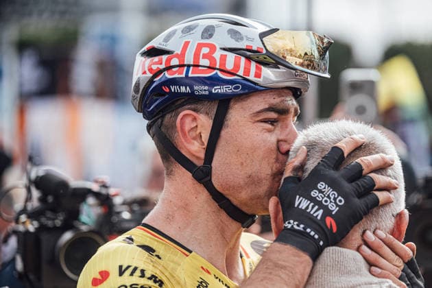 2026 Paris Roubaix Picture by Zac Williams SWpix.com - 12 04 2026 - Cycling - 2026 Paris Roubaix - Wout Van Aert, Visma Lease a Bike, wins the 2026 Paris Roubaix. Copyright: x xSWpix.comx(t axPhotographyxHubxLtd)xZacxWilliams SWpix.comx SWP-2645