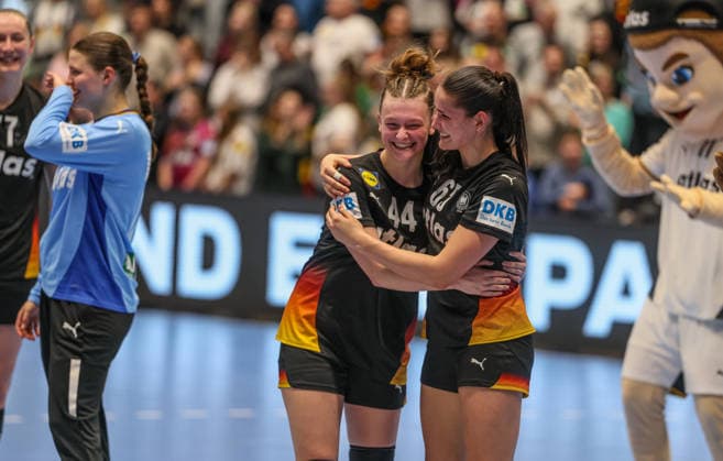 GER, Hamm, Deutschland vs Belgien, EHF EURO Qualifiers, Handball, EHF, Spielzeit 2025 2026, WESTPRESS arena, 6. Spieltag im Bild: Deutschland feiert den Sieg nach Toren gegen Belgien, Freude und Emotionen nach dem Sieg, Jana Walther (Deutschland Handball Frauen 44) und Chiara Rohr (Deutschland Handball Frauen 65) freuen sich über ihr erstes Länderspiel DFB DFL REGULATIONS PROHIBIT ANY USE OF PHOTOGRAPHS AS IMAGE SEQUENCES AND OR QUASI-VIDEO, 12.04.2026 Copyright: HMBxMedia HendrikxHamelau
