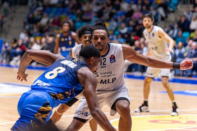 Basketball Bundesliga BBL, Frankfurt Skyliners vs. MLP Academics Heidelberg, Süwag Energie Arena Frankfurt am Main; 12.04.2026 Basketball Bundesliga BBL, Frankfurt am Main, Germany - 12.04.2026: William Christmas (Frankfurt Skyliners, 8) gegen Osun Osunniyi (MLP Academics Heidelberg, 12), Basketball Bundesliga BBL, Spiel der Frankfurt Skyliners vs. MLP Academics Heidelberg, Süwag Energie Arena Frankfurt am Main Copyright: xBEAUTIFULxSPORTS Freudensteinx