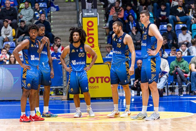 Basketball Bundesliga BBL, Frankfurt Skyliners vs. MLP Academics Heidelberg, Süwag Energie Arena Frankfurt am Main; 12.04.2026 Basketball Bundesliga BBL, Frankfurt am Main, Germany - 12.04.2026: Das Team der Frankfurt Skyliners während einer Überprüfung der Schiedsrichter, Basketball Bundesliga BBL, Spiel der Frankfurt Skyliners vs. MLP Academics Heidelberg, Süwag Energie Arena Frankfurt am Main Copyright: xBEAUTIFULxSPORTS Freudensteinx