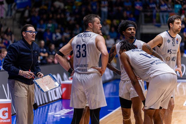 Basketball Bundesliga BBL, Frankfurt Skyliners vs. MLP Academics Heidelberg, Süwag Energie Arena Frankfurt am Main; 12.04.2026 Basketball Bundesliga BBL, Frankfurt am Main, Germany - 12.04.2026: Die MLP Academics Heidelberg mit Carlo Finetti (MLP Academics Heidelberg, Headcoach) während einer Auszeit, Basketball Bundesliga BBL, Spiel der Frankfurt Skyliners vs. MLP Academics Heidelberg, Süwag Energie Arena Frankfurt am Main Copyright: xBEAUTIFULxSPORTS Freudensteinx