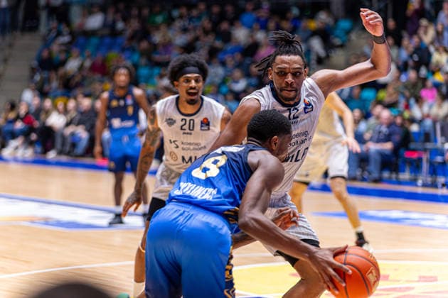 Basketball Bundesliga BBL, Frankfurt Skyliners vs. MLP Academics Heidelberg, Süwag Energie Arena Frankfurt am Main; 12.04.2026 Basketball Bundesliga BBL, Frankfurt am Main, Germany - 12.04.2026: William Christmas (Frankfurt Skyliners, 8) am Ball gegen Osun Osunniyi (MLP Academics Heidelberg, 12), Basketball Bundesliga BBL, Spiel der Frankfurt Skyliners vs. MLP Academics Heidelberg, Süwag Energie Arena Frankfurt am Main Copyright: xBEAUTIFULxSPORTS Freudensteinx