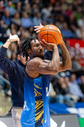 Basketball Bundesliga BBL, Frankfurt Skyliners vs. MLP Academics Heidelberg, Süwag Energie Arena Frankfurt am Main; 12.04.2026 Basketball Bundesliga BBL, Frankfurt am Main, Germany - 12.04.2026: Isaiah Swope (Frankfurt Skyliners, 1) beim Ballwurf, Basketball Bundesliga BBL, Spiel der Frankfurt Skyliners vs. MLP Academics Heidelberg, Süwag Energie Arena Frankfurt am Main Copyright: xBEAUTIFULxSPORTS Freudensteinx