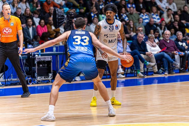 Basketball Bundesliga BBL, Frankfurt Skyliners vs. MLP Academics Heidelberg, Süwag Energie Arena Frankfurt am Main; 12.04.2026 Basketball Bundesliga BBL, Frankfurt am Main, Germany - 12.04.2026: Michael Weathers (MLP Academics Heidelberg, 20) am Ball gegen Ryan Hawkins (Frankfurt Skyliners, 33), Basketball Bundesliga BBL, Spiel der Frankfurt Skyliners vs. MLP Academics Heidelberg, Süwag Energie Arena Frankfurt am Main Copyright: xBEAUTIFULxSPORTS Freudensteinx