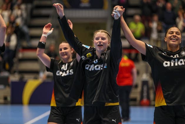 GER, Hamm, Deutschland vs Belgien, EHF EURO Qualifiers, Handball, EHF, Spielzeit 2025 2026, WESTPRESS arena, 6. Spieltag im Bild: Deutschland feiert den Sieg nach Toren gegen Belgien, Freude und Emotionen nach dem Sieg, Nina Engel (Deutschland Handball Frauen 8) DFB DFL REGULATIONS PROHIBIT ANY USE OF PHOTOGRAPHS AS IMAGE SEQUENCES AND OR QUASI-VIDEO, 12.04.2026 Copyright: HMBxMedia HendrikxHamelau