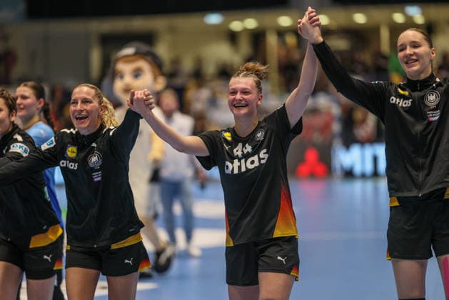 GER, Hamm, Deutschland vs Belgien, EHF EURO Qualifiers, Handball, EHF, Spielzeit 2025 2026, WESTPRESS arena, 6. Spieltag m Bild: Deutschland feiert den Sieg nach Toren gegen Belgien, Freude und Emotionen nach dem Sieg, Jana Walther (Deutschland Handball Frauen 44), erstes Länderspiel DFB DFL REGULATIONS PROHIBIT ANY USE OF PHOTOGRAPHS AS IMAGE SEQUENCES AND OR QUASI-VIDEO, 12.04.2026 Copyright: HMBxMedia HendrikxHamelau