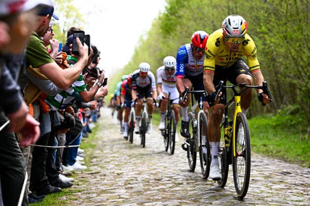 2026 Paris-Roubaix Hauts-de-France Picture by Olly Hassell SWpix.com - 12 04 2026 - Cycling - 2026 Paris-Roubaix Hauts-de-France - Wout van Aert (Team Visma Lease a Bike) leads the front group on Sector 19 TrouÃ e d Arenberg Copyright: x xSWpix.comx(t axPhotographyxHubxLtd)xOllyxHassell SWpix.comx SWP-3030-12641