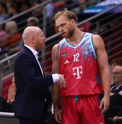 Assistant Coach Lionel Bosco (Bonn) mit Melvin Jostmann (Bonn), Bonn, Deutschland, 12.04.2026, Basketball Bundesliga, 29. Spieltag, Telekom Baskets Bonn vs Basketball Löwen Braunschweig.