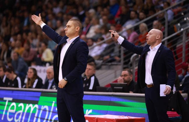 Headcoach Marko Stankovic (Bonn, L) und Assistant Coach Lionel Bosco (Bonn), Bonn, Deutschland, 12.04.2026, Basketball Bundesliga, 29. Spieltag, Telekom Baskets Bonn vs Basketball Löwen Braunschweig.