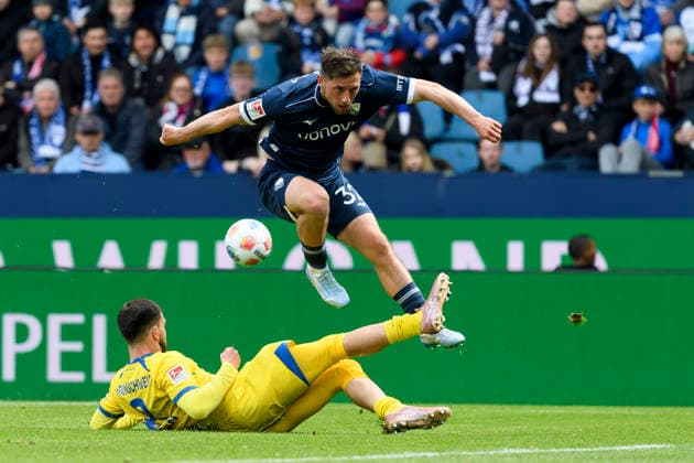 Mehmet Aydin (Eintracht Braunschweig) und Maximilian Wittek (VfL Bochum) im Kampf um den Ball waehrend des spiels der 2. Bundesliga zwischen VfL Bochum und Eintracht Braunschweig, Vonovia Ruhrstadion am 12. April 2026 in Bochum, Deutschland. (Foto von Max Maiwald DeFodi Images) +++ Mehmet Aydin (Eintracht Braunschweig) und Maximilian Wittek (VfL Bochum) battle for the ball during the 2. Bundesliga match between VfL Bochum and Eintracht Braunschweig at Vonovia Ruhrstadion on April 12, 2026 in Bochum, Germany. (Photo by Max Maiwald DeFodi Images) (Photo by Max Maiwald DeFodi Images) -