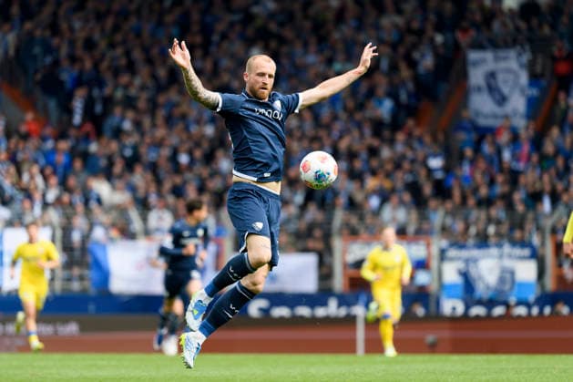Philipp Hofmann (VfL Bochum) kontrolliert den Ball waehrend des spiels der 2. Bundesliga zwischen VfL Bochum und Eintracht Braunschweig, Vonovia Ruhrstadion am 12. April 2026 in Bochum, Deutschland. (Foto von Max Maiwald DeFodi Images) +++ Philipp Hofmann (VfL Bochum) controls the ball during the 2. Bundesliga match between VfL Bochum and Eintracht Braunschweig at Vonovia Ruhrstadion on April 12, 2026 in Bochum, Germany. (Photo by Max Maiwald DeFodi Images) (Photo by Max Maiwald DeFodi Images) -