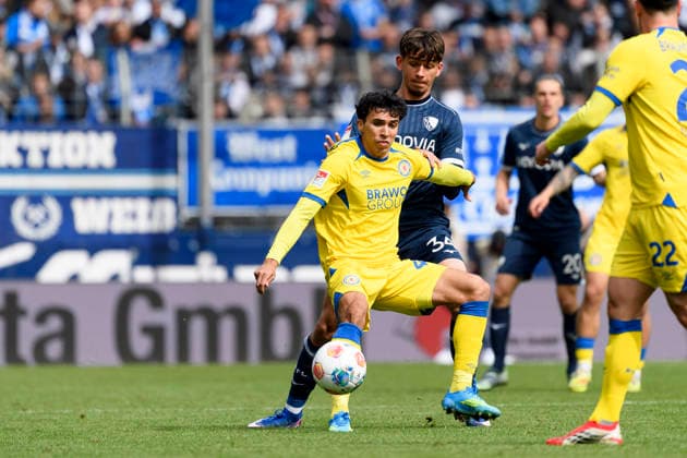 Johan Gomez (Eintracht Braunschweig) und Cajetan Lenz (VfL Bochum) im Kampf um den Ball waehrend des spiels der 2. Bundesliga zwischen VfL Bochum und Eintracht Braunschweig, Vonovia Ruhrstadion am 12. April 2026 in Bochum, Deutschland. (Foto von Max Maiwald DeFodi Images) +++ Johan Gomez (Eintracht Braunschweig) und Cajetan Lenz (VfL Bochum) battle for the ball during the 2. Bundesliga match between VfL Bochum and Eintracht Braunschweig at Vonovia Ruhrstadion on April 12, 2026 in Bochum, Germany. (Photo by Max Maiwald DeFodi Images) (Photo by Max Maiwald DeFodi Images) -