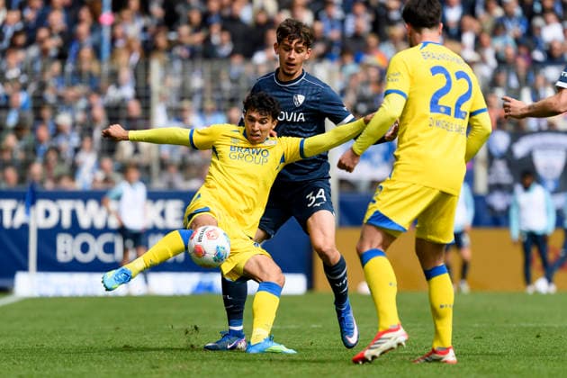 Johan Gomez (Eintracht Braunschweig) und Cajetan Lenz (VfL Bochum) im Kampf um den Ball waehrend des spiels der 2. Bundesliga zwischen VfL Bochum und Eintracht Braunschweig, Vonovia Ruhrstadion am 12. April 2026 in Bochum, Deutschland. (Foto von Max Maiwald DeFodi Images) +++ Johan Gomez (Eintracht Braunschweig) und Cajetan Lenz (VfL Bochum) battle for the ball during the 2. Bundesliga match between VfL Bochum and Eintracht Braunschweig at Vonovia Ruhrstadion on April 12, 2026 in Bochum, Germany. (Photo by Max Maiwald DeFodi Images) (Photo by Max Maiwald DeFodi Images) -