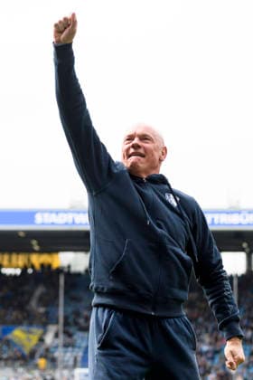 Trainer Uwe Roesler (VfL Bochum) gestikuliert, bei den Fans waehrend des spiels der 2. Bundesliga zwischen VfL Bochum und Eintracht Braunschweig, Vonovia Ruhrstadion am 12. April 2026 in Bochum, Deutschland. (Foto von Max Maiwald DeFodi Images) +++ Trainer Uwe Roesler (VfL Bochum) gestures during the 2. Bundesliga match between VfL Bochum and Eintracht Braunschweig at Vonovia Ruhrstadion on April 12, 2026 in Bochum, Germany. (Photo by Max Maiwald DeFodi Images) (Photo by Max Maiwald DeFodi Images) -