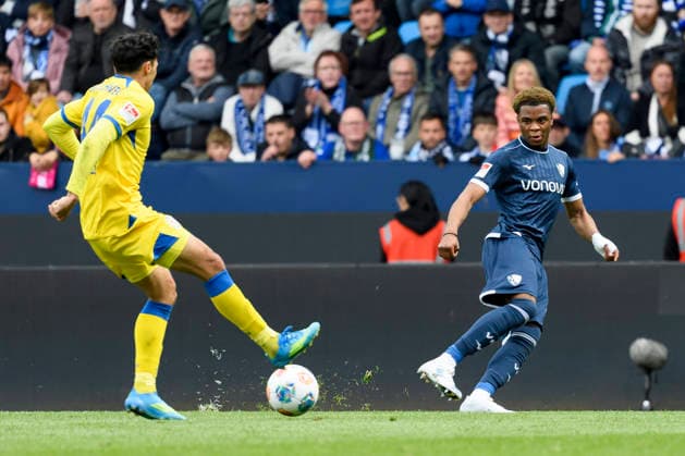 Johan Gomez (Eintracht Braunschweig) und Farid Alfa-Ruprecht (VfL Bochum) im Kampf um den Ball waehrend des spiels der 2. Bundesliga zwischen VfL Bochum und Eintracht Braunschweig, Vonovia Ruhrstadion am 12. April 2026 in Bochum, Deutschland. (Foto von Max Maiwald DeFodi Images) +++ Johan Gomez (Eintracht Braunschweig) und Farid Alfa-Ruprecht (VfL Bochum) battle for the ball during the 2. Bundesliga match between VfL Bochum and Eintracht Braunschweig at Vonovia Ruhrstadion on April 12, 2026 in Bochum, Germany. (Photo by Max Maiwald DeFodi Images) (Photo by Max Maiwald DeFodi Images) -