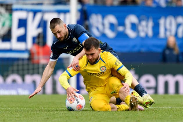 Mehmet Aydin (Eintracht Braunschweig) und Matus Bero (VfL Bochum) im Kampf um den Ball waehrend des spiels der 2. Bundesliga zwischen VfL Bochum und Eintracht Braunschweig, Vonovia Ruhrstadion am 12. April 2026 in Bochum, Deutschland. (Foto von Max Maiwald DeFodi Images) +++ Mehmet Aydin (Eintracht Braunschweig) und Matus Bero (VfL Bochum) battle for the ball during the 2. Bundesliga match between VfL Bochum and Eintracht Braunschweig at Vonovia Ruhrstadion on April 12, 2026 in Bochum, Germany. (Photo by Max Maiwald DeFodi Images) (Photo by Max Maiwald DeFodi Images) -