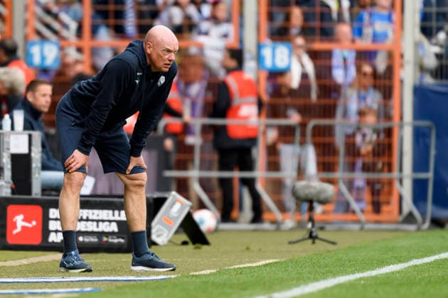 Trainer Uwe Roesler (VfL Bochum) gestikuliert waehrend des spiels der 2. Bundesliga zwischen VfL Bochum und Eintracht Braunschweig, Vonovia Ruhrstadion am 12. April 2026 in Bochum, Deutschland. (Foto von Max Maiwald DeFodi Images) +++ Trainer Uwe Roesler (VfL Bochum) gestures during the 2. Bundesliga match between VfL Bochum and Eintracht Braunschweig at Vonovia Ruhrstadion on April 12, 2026 in Bochum, Germany. (Photo by Max Maiwald DeFodi Images) (Photo by Max Maiwald DeFodi Images) -