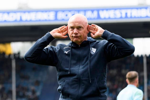 Trainer Uwe Roesler (VfL Bochum) gestikuliert, bei den Fans waehrend des spiels der 2. Bundesliga zwischen VfL Bochum und Eintracht Braunschweig, Vonovia Ruhrstadion am 12. April 2026 in Bochum, Deutschland. (Foto von Max Maiwald DeFodi Images) +++ Trainer Uwe Roesler (VfL Bochum) gestures during the 2. Bundesliga match between VfL Bochum and Eintracht Braunschweig at Vonovia Ruhrstadion on April 12, 2026 in Bochum, Germany. (Photo by Max Maiwald DeFodi Images) (Photo by Max Maiwald DeFodi Images) -