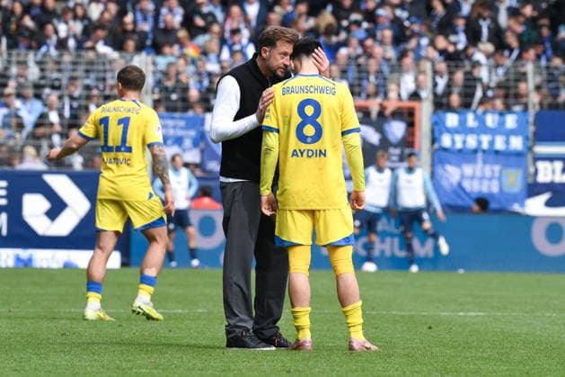 Trainer Lars Kornetka (Eintracht Braunschweig) mit Mehmet Aydin (Eintracht Braunschweig) 12.04.2026, Fussball 2. Bundesliga, Saison 2025 2026, 29. Spieltag, VfL Bochum - Eintracht Braunschweig 4:1 DFL regulations prohibit any use of photographs as image sequences and or quasi-video Bochum Vonovia Ruhrstadion Nordrhein Westfalen Deutschland
