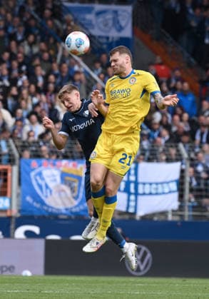 Kevin Ehlers (Eintracht Braunschweig), Callum Marshall (VfL Bochum), v.re. 12.04.2026, Fussball 2. Bundesliga, Saison 2025 2026, 29. Spieltag, VfL Bochum - Eintracht Braunschweig 4:1 DFL regulations prohibit any use of photographs as image sequences and or quasi-video Bochum Vonovia Ruhrstadion Nordrhein Westfalen Deutschland