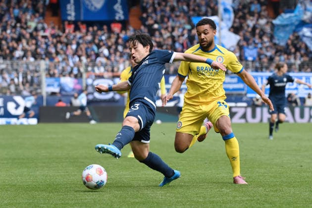 Koji Miyoshi (VfL Bochum), Leon Bell Bell (Eintracht Braunschweig), v.li. 12.04.2026, Fussball 2. Bundesliga, Saison 2025 2026, 29. Spieltag, VfL Bochum - Eintracht Braunschweig 4:1 DFL regulations prohibit any use of photographs as image sequences and or quasi-video Bochum Vonovia Ruhrstadion Nordrhein Westfalen Deutschland