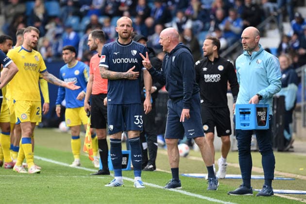 Trainer Uwe Rösler (VfL Bochum), re., mit Philipp Hofmann (VfL Bochum) 12.04.2026, Fussball 2. Bundesliga, Saison 2025 2026, 29. Spieltag, VfL Bochum - Eintracht Braunschweig 4:1 DFL regulations prohibit any use of photographs as image sequences and or quasi-video Bochum Vonovia Ruhrstadion Nordrhein Westfalen Deutschland
