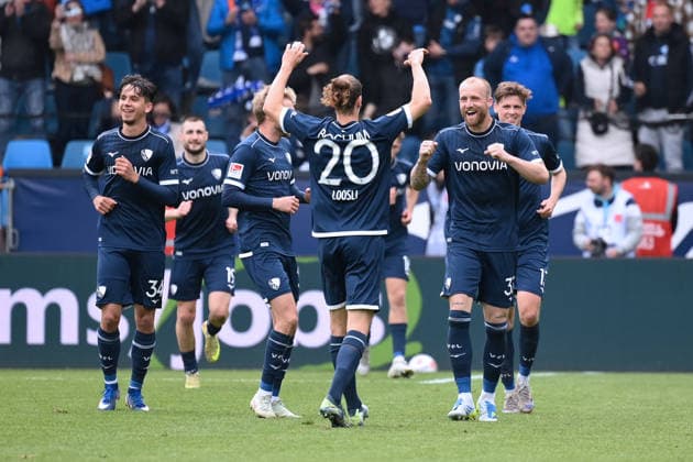 Jubel 4:1, Torschütze Philipp Hofmann (VfL Bochum), re., wird von seinen Mitspielern gefeiert 12.04.2026, Fussball 2. Bundesliga, Saison 2025 2026, 29. Spieltag, VfL Bochum - Eintracht Braunschweig 4:1 DFL regulations prohibit any use of photographs as image sequences and or quasi-video Bochum Vonovia Ruhrstadion Nordrhein Westfalen Deutschland