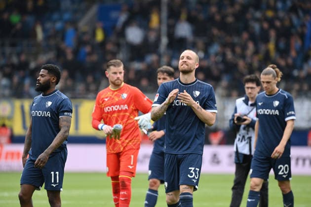 Jubel Philipp Hofmann (VfL Bochum), mi., nach dem Spiel, linkls Moritz-Broni Kwarteng (VfL Bochum), Moritz Broni Kwarteng 12.04.2026, Fussball 2. Bundesliga, Saison 2025 2026, 29. Spieltag, VfL Bochum - Eintracht Braunschweig 4:1 DFL regulations prohibit any use of photographs as image sequences and or quasi-video Bochum Vonovia Ruhrstadion Nordrhein Westfalen Deutschland