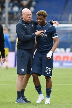 Trainer Uwe Rösler (VfL Bochum) nach dem Spiel mit Farid Alfa-Ruprecht (VfL Bochum) 12.04.2026, Fussball 2. Bundesliga, Saison 2025 2026, 29. Spieltag, VfL Bochum - Eintracht Braunschweig 4:1 DFL regulations prohibit any use of photographs as image sequences and or quasi-video Bochum Vonovia Ruhrstadion Nordrhein Westfalen Deutschland